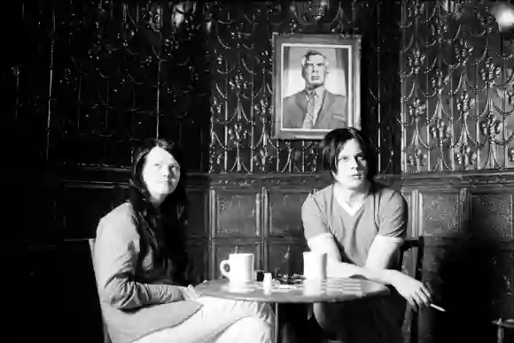 Meg White y Jack White Una película de Jim Jarmusch CAFÉ Y CIGARRILLOS Meg White y Jack White Fecha: 2003