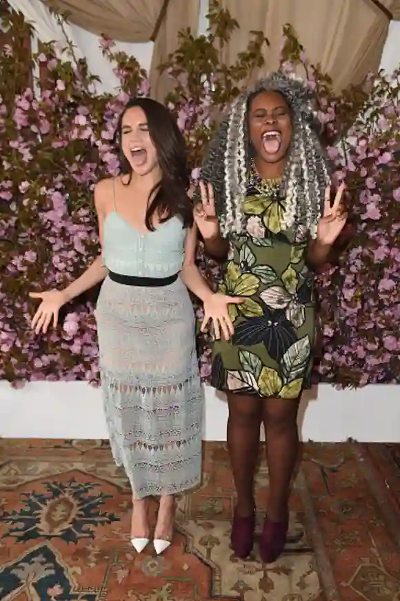 NEW YORK, NY - 27 AVRIL : La mentor Meghan Markle et la lauréate Crystal Valentine assistent à la soirée Glamour and L'Oreal Paris Celebrate 2016 College Women Of The Year au NoMad Hotel Rooftop le 27 avril 2016 à New York. (Photo par Nicholas Hunt/Getty Images pour Glamour)