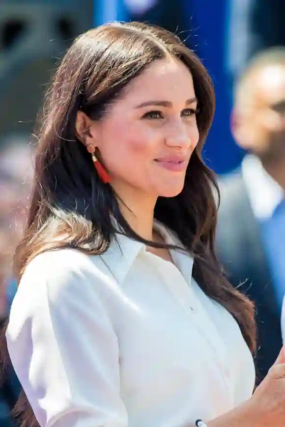 La duchesse Meghan Markle, duchesse de Sussex, et le prince Harry visitent le centre de services pour l'emploi des jeunes dans le township de Tembisa, à Johannesburg, en Afrique du Sud.