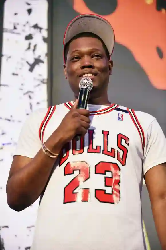 El comediante Michael Che se presenta en el escenario durante el OZY FEST 2017.