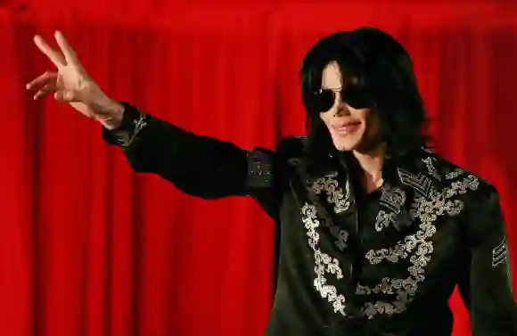 La popstar américaine Michael Jackson s'adresse à un p