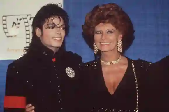 Michael Jackson Los Angeles.CA.USA. BIBLIOTHÈQUE. Michael Jackson et Sophia Loren. 4e édition des American Cinema Awards. 27ème J