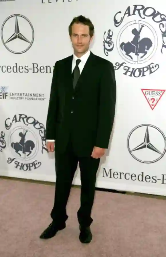 BEVERLY HILLS, CA - OCTOBER 28: Actor Michael Vartan arrives at the 17th Annual Mercedes-Benz Carousel of Hope Ball at the Beverly Hilton Hotel on October 28, 2006 in Beverly Hills, California. (Photo by Michael Buckner/Getty Images)