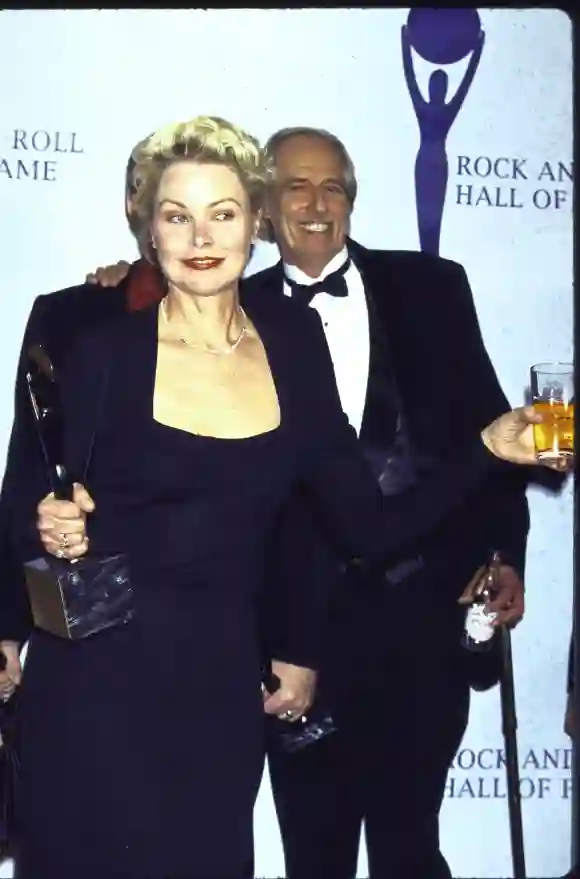 L'auteur-compositeur-interprète John Phillips et son ex-femme, l'actrice Michelle Phillips (tenant le prix), lors d'une cérémonie de remise de prix.