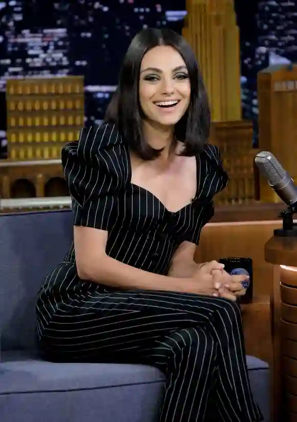 Mila Kunis visite "The Tonight Show Starring Jimmy Fallon" au Rockefeller Center le 30 juillet 2018 à New York.