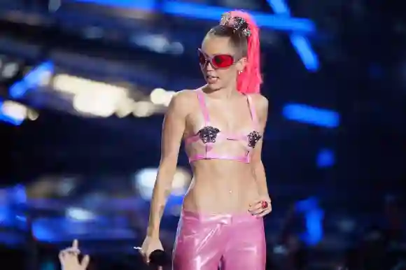 Miley Cyrus en ropa interior en el escenario de un concierto