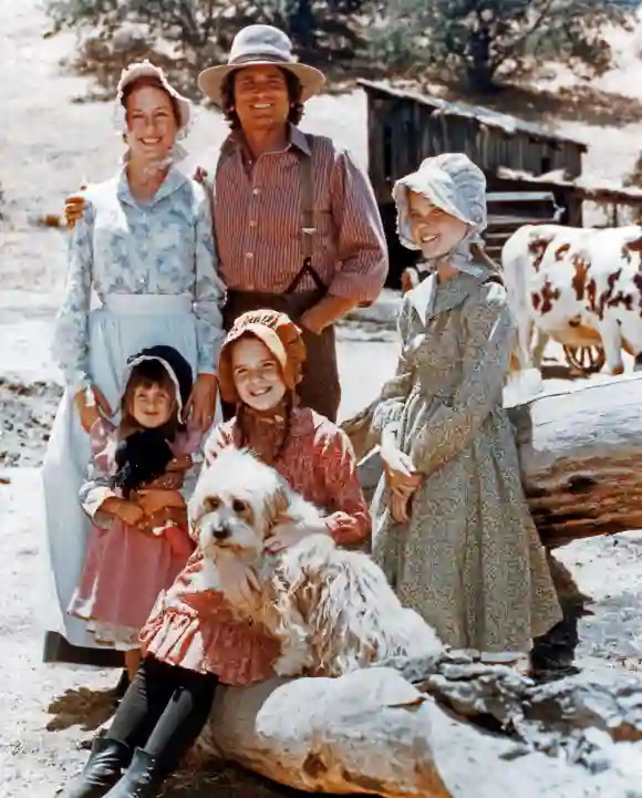 'Little House on the Prairie' cast Karen Grassle, Michael Landon, Melissa Sue Anderson, Lindsay Greenbush, Melissa Gilbert, and Hund Bandit 1978