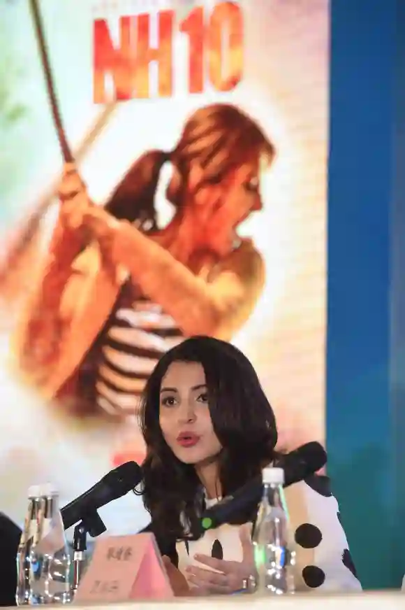 (150419) -- PEKÍN, 19 de abril de 2015 () -- La actriz protagonista Anushka Sharma de la película ""NH10"", responde a preguntas en una rueda de prensa durante el quinto Festival Internacional de Cine de Pekín (BJIFF) en Pekín, capital de China, 19 de abril de 2015. ""NH10"" ha sido