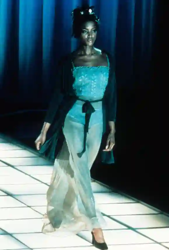 Naomi Campbell viste Versace en Milán el 5 de octubre de 1996