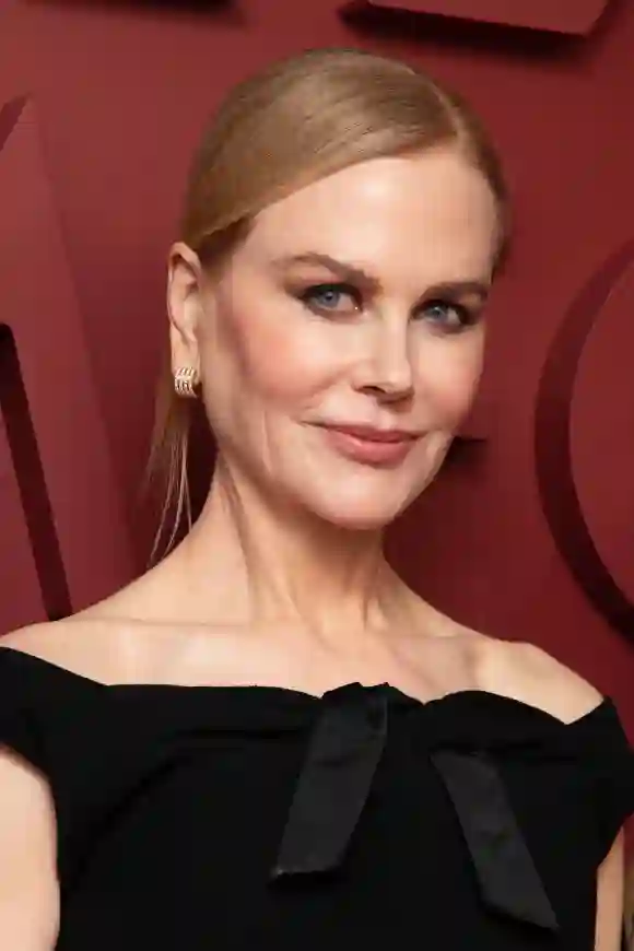 Nicole Kidman strapse bra