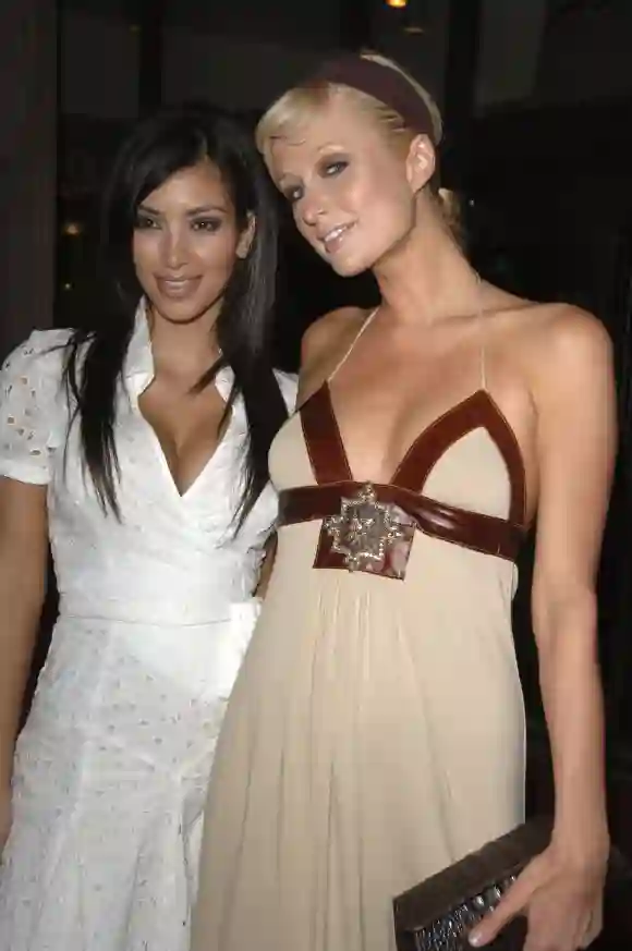 Kim Kardashian y Paris Hilton asisten al estreno de "Entourage" de HBO en el Cinerama Dome, 2006.