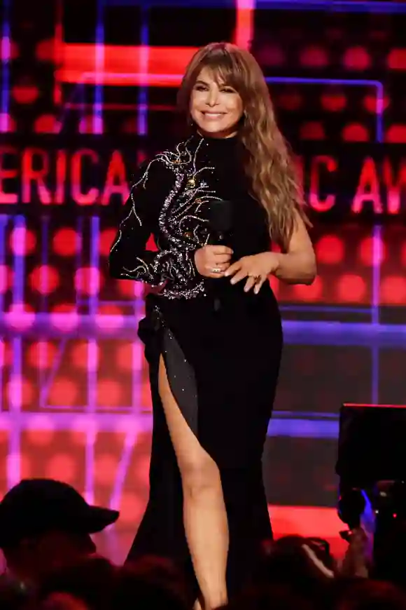 Paula Abdul habla en el escenario durante los American Music Awards 2019 en el Microsoft Theater el 24 de noviembre de 2019 en Los Ángeles, California