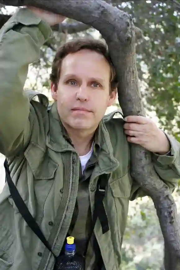 Peter MacNicol tuvo el papel de Larry Fleinhardt, físico y consultante de la FBI. MacNicol también se mantuvo dentro de las series, apareciendo en el programa ‘24’ y ‘CSI: Cyber’. Recientemente hizo un cambio de las series de policías jugando como el juez Campbell en ‘All Rise’.