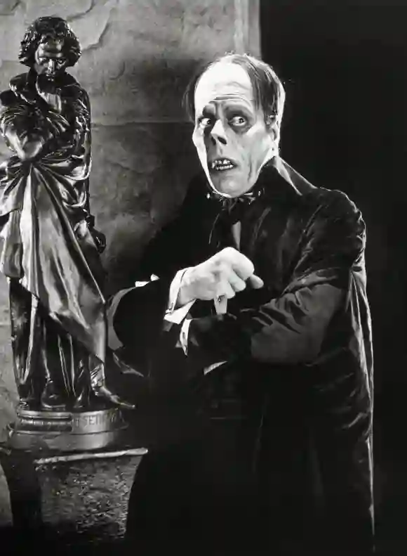 Lon Chaney como El fantasma en El fantasma de la ópera (1925) director Rupert Julian película de terror