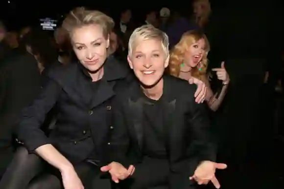 Portia de Rossi y Ellen DeGeneres fueron photobombed por Kelly Clarkson