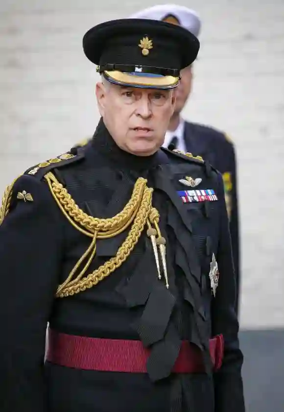 El príncipe Andrés, duque de York, en el desfile en el mercado y las flores en el monumento a Carlos II durante la celebración conmemorativa de los 75 años de la liberación de Brujas, Bélgica.