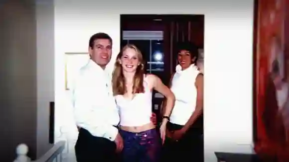 Príncipe Andrew: los hechos sobre su foto con el acusador Virginia Roberts Giuffre demanda agresión sexual juicio foto fotografía Jeffrey Epstein Ghislaine Maxwell noticias de la familia real lo último 2022 Reina