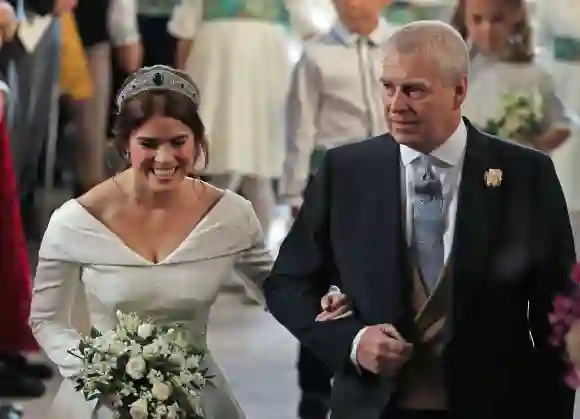 El príncipe Andrés con su hija la princesa Eugenia en su boda real de 2018.