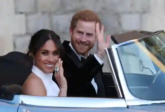 El príncipe Harry y la duquesa Meghan conducen un automóvil a la recepción de su boda, 2018