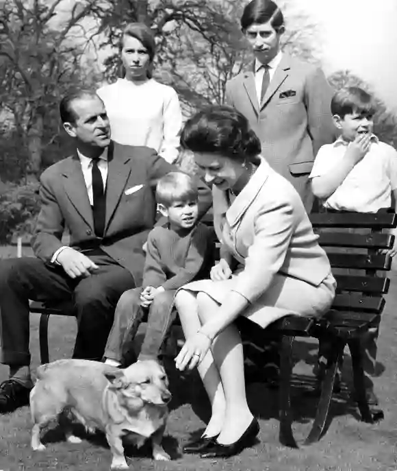 Prince Philip et Reine Elizabeth : Les meilleures photos - 1968 famille de six Charles Anne Andrew Edward anniversaire de fiançailles 73 ans 2020