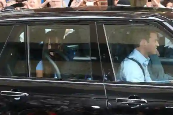 Le Prince William et la Duchesse Kate conduisent la voiture royale à la maison après la naissance du Prince George