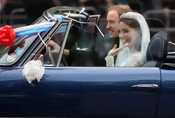 El príncipe William y la duquesa Kate conducen el día de la boda real, 2011