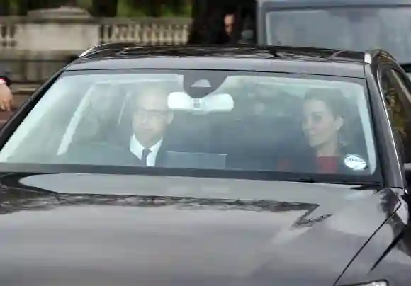 El príncipe Guillermo y la duquesa Kate, miembros de la realeza, conducen un automóvil a la fiesta de Navidad de la Reina, 2014