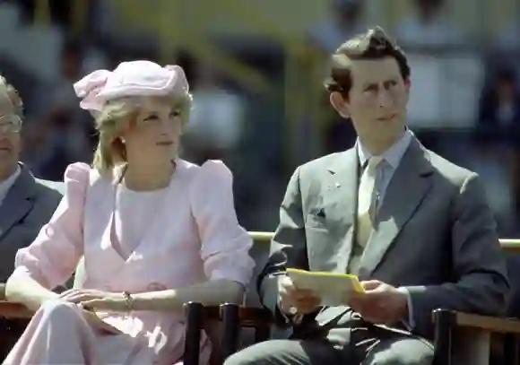 Y no sólo es la princesa Beatriz; una de las princesas más famosas de la historia, la princesa Diana, también optó por un conjunto llamativo y divertido, con sus brazos esponjosos y gorro, pero fue el tono perfecto de rosa para ser más desapercibida.
