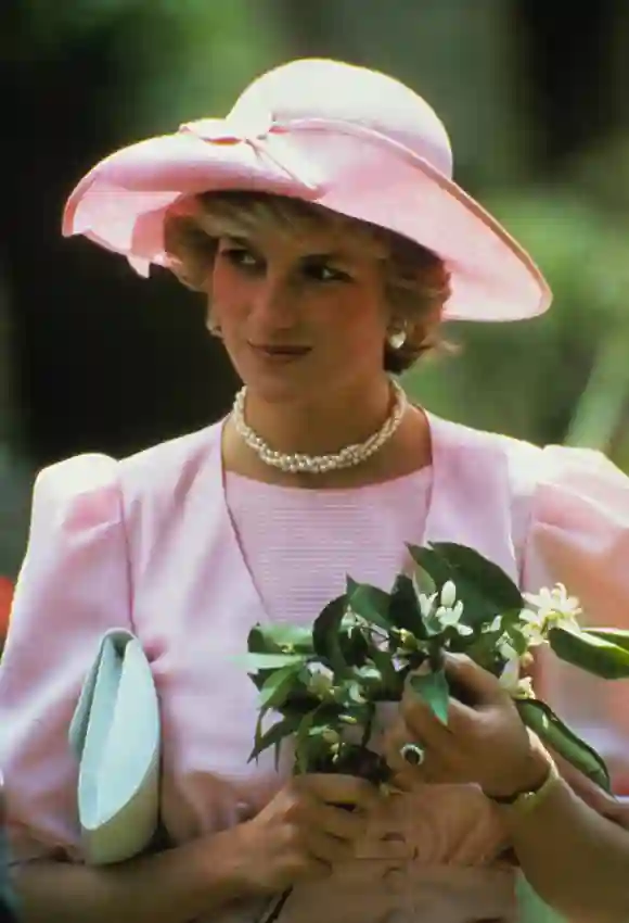 Diana, Princesa de Gales, y el Príncipe de Gales, visitan Sicilia durante su viaje a Italia.