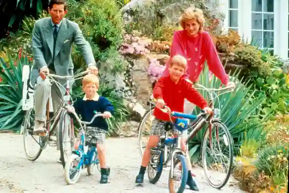 El Rey Carlos, el Príncipe Harry, el Príncipe William y la Princesa Diana en bicicleta