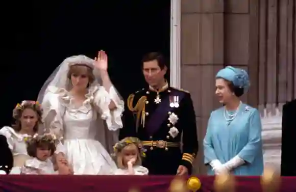 Vestido de la princesa Diana tiara 1981 Boda real Príncipe Carlos la Corona Emma Corrin