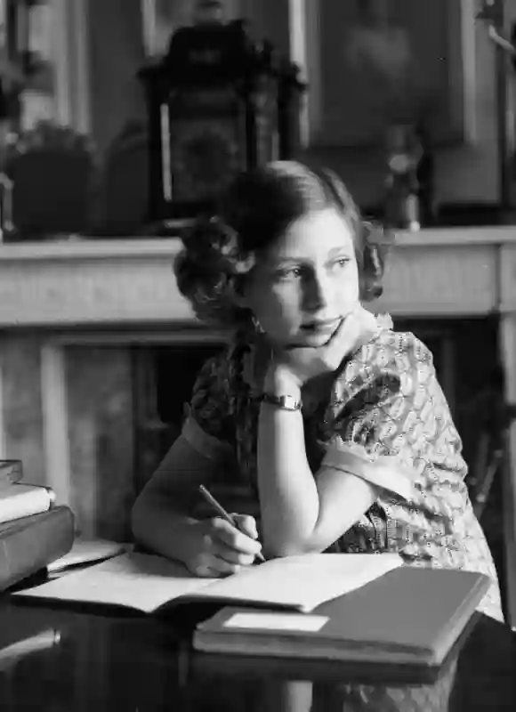 La princesse Margaret Rose, fille cadette du roi George VI et de la reine Elizabeth, étudie dans la salle de classe le 22 juin 1940 au château de Windsor.