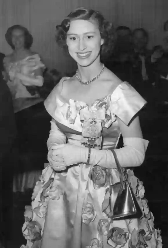 La princesse Margaret, sœur cadette de la future reine d'Angleterre Elizabeth II, sourit le 06 juin 1951 au bal donné par la Victoria League au Hurlington Club à Londres.