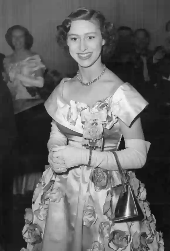 La princesa Margarita, hermana menor de la futura reina Isabel II de Gran Bretaña, sonríe el 6 de junio de 1951 en el baile organizado por la Liga Victoria en el Hurlington Club de Londres.