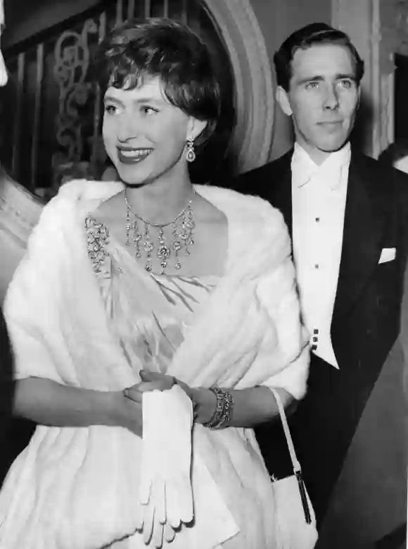 La princesse Margaret, sœur cadette de la future reine Elizabeth II, et son mari, le photographe Antony Armstrong-Jones, arrivent en 1960.