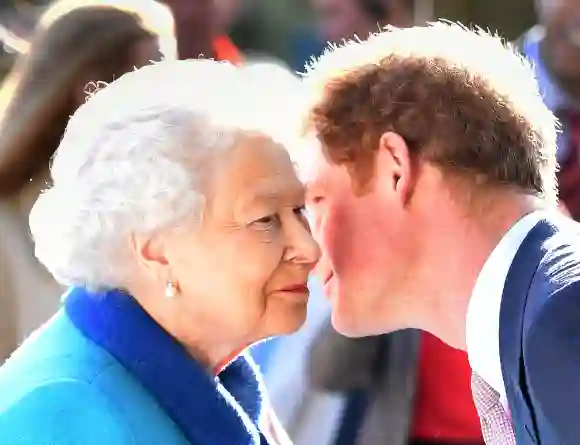 Reina Isabel II y el príncipe Harry