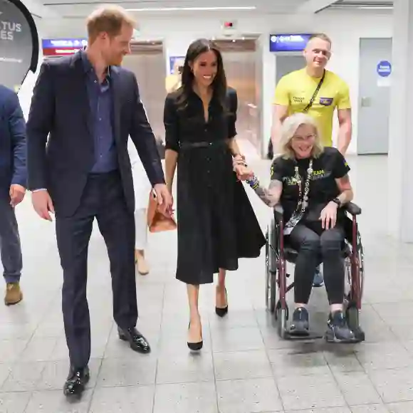prince harry duchess meghan düsseldorf dress invictus games