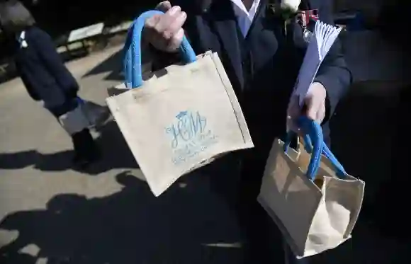 A los invitados a la boda se les regaló una bolsa sencilla con los nombres de la pareja, una botella de agua, chocolate, pan y una carta personalizada. ¡Algunas de estas bolsas fueron vendidas en eBay por hasta $3,000 USD!