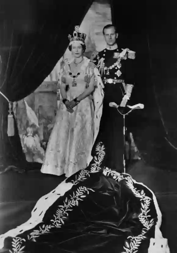 El príncipe Felipe posa con la reina Isabel II en su coronación el 2 de junio de 1953.