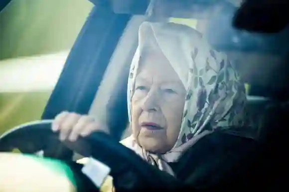 La reine Élisabeth II conduit une voiture au Royal Windsor Horse Show 2019.