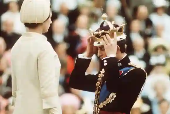 La reina Isabel II y el príncipe Carlos en 1969