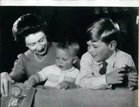 La reine Élisabeth II, le prince Édouard et le prince Andrew.