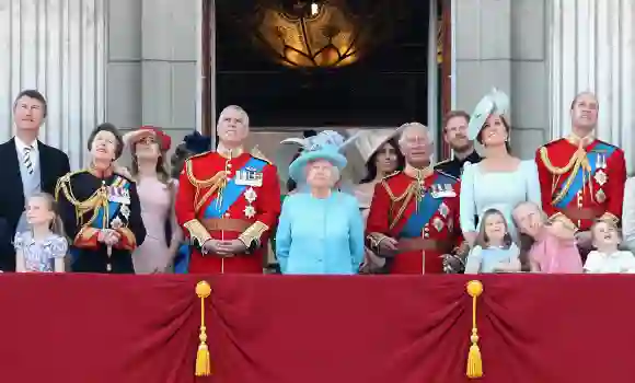 Reina Isabel II, príncipe Carlos, Kate Middleton, príncipe William, Meghan Markle, príncipe Harry y otros elementos de la realeza británica