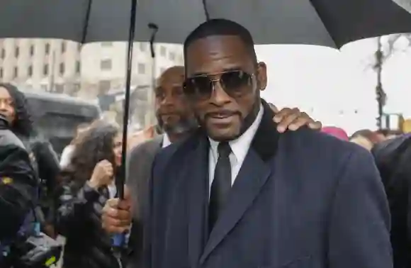 R. Kelly quitte le bâtiment du tribunal pénal de Leighton après une audience sur des accusations d'abus sexuels.