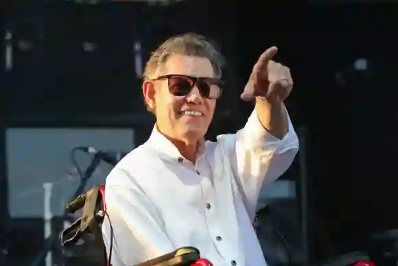 27 mai 2023 : Randy Travis, superstar de la musique country, salue la foule lors de la première journée du Cajun Country Jam Memoria 2023.