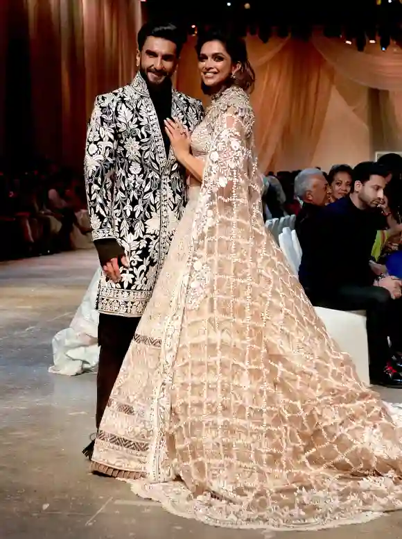 Ranveer Singh et Deepika Padukone présentent la collection de Manish Malhotra lors du défilé de mode Mijwan Couture 2022 à Mumbai,