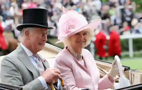 Una prenda que, cambiando las mangas y agregando un sombrero más voluminosos y la joyería apropiada, y logras un punto medio entre el estilo de la reina Isabel y el vestido de la princesa Diana, justamente como ha logrado la reina Camila en este conjunto.
