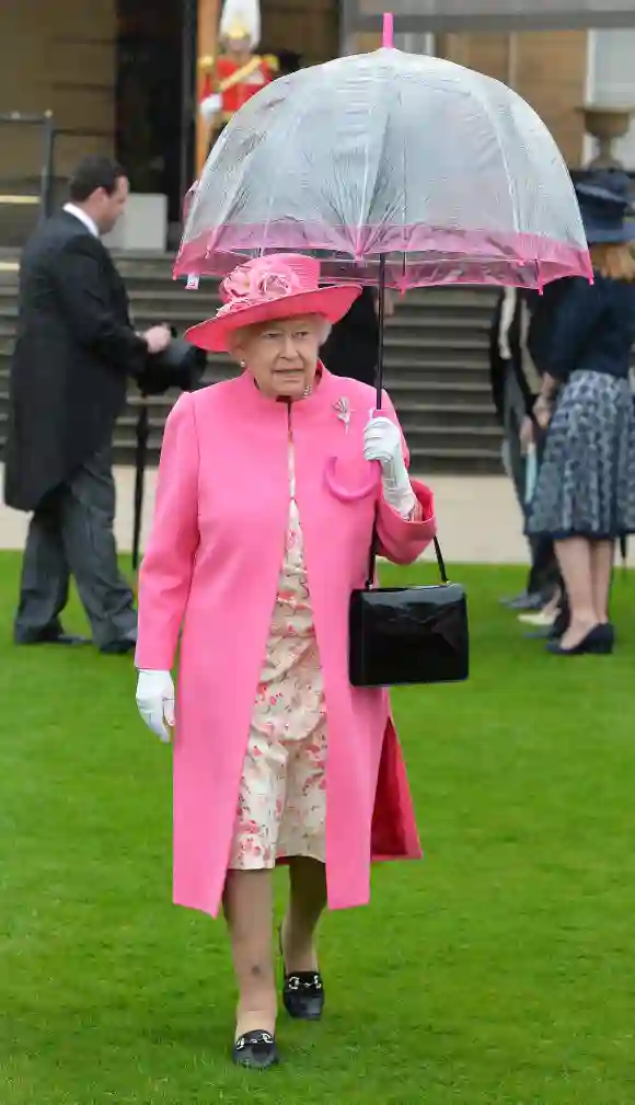 La reina Isabel II no era ninguna extraña a atuendos de colores y más en sus tonos ligeros, pues siempre dijo que se vestiría de una forma muy llamativa para poder ser identificada entre el público, incluso combinando su sombrilla.