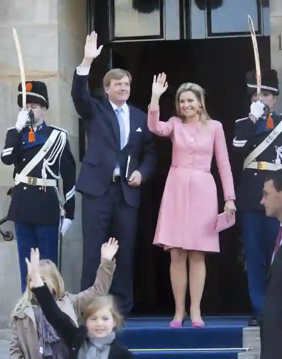 La reina Máxima de los Países Bajos lanzaba buenas vibras cuando salió con este conjunto rosa pastel combinado con zapatillas, bolsa y aretes. No hay forma de estar más rosa que eso.