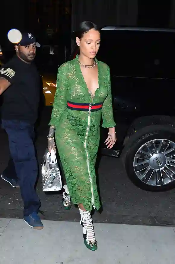 Rihanna reveladora con un vestido de Gucci